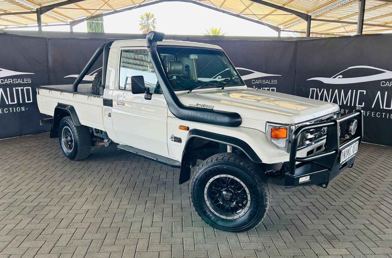 2006-Toyota-Land-Cruiser-70-45