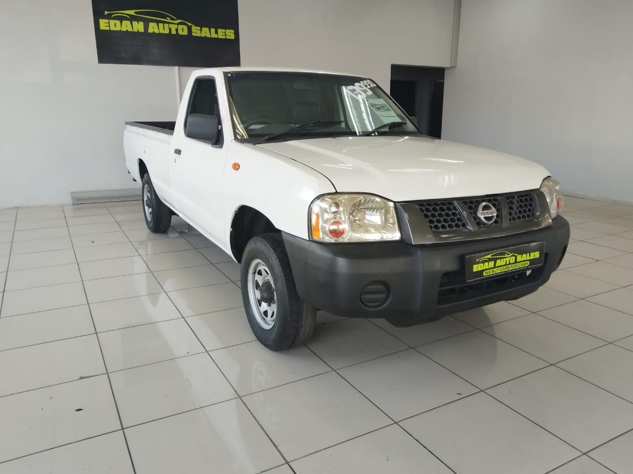 2013-Nissan-NP300-20i-LWB-