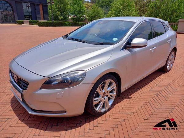 Used Volvo V40 T3 Essential for sale in Gauteng - Cars.co.za (ID::7972992)