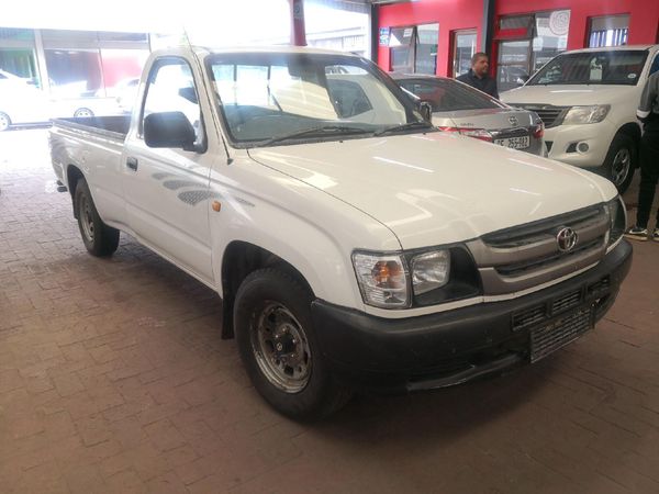 Used Toyota Hilux 2400 D SWB Single-Cab for sale in Western Cape - Cars ...