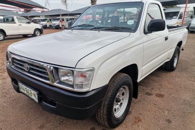 Used Toyota Hilux 2400 D SWB Single-Cab for sale in Gauteng - Cars.co ...