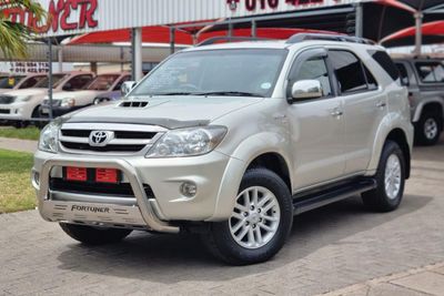 Used Toyota Fortuner 3.0 D-4D Raised Body for sale in Gauteng - Cars.co ...