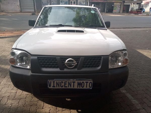 Used Nissan NP300 2.4i LWB 4x4 Single-Cab for sale in Gauteng - Cars.co ...