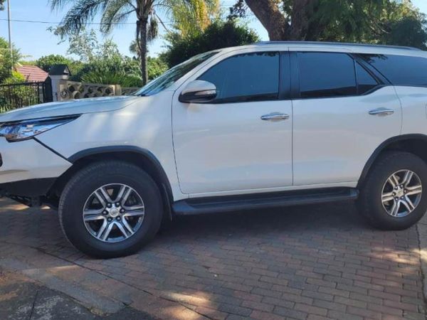 Used Toyota Fortuner 2.4 GD-6 Raised Body for sale in Gauteng - Cars.co ...