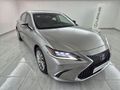 2019 Lexus ES 300h SE