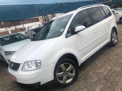 Silver VW Touran 7-seater used, fuel Diesel and Automatic gearbox, 182.000  Km - 17.450 €