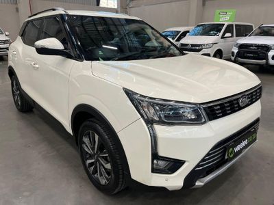 2019 Mahindra XUV 300 1.2T | W8