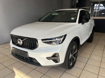 2025 Volvo XC40 B4 Plus Dark Geartronic Mild-Hybrid