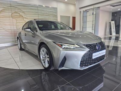 2021 Lexus IS 300h SE