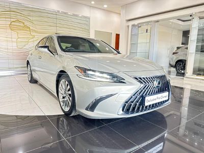 2023 Lexus ES 300h SE