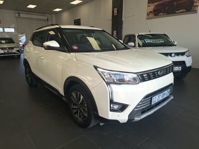 2022 Mahindra XUV 300 1.2T | W8