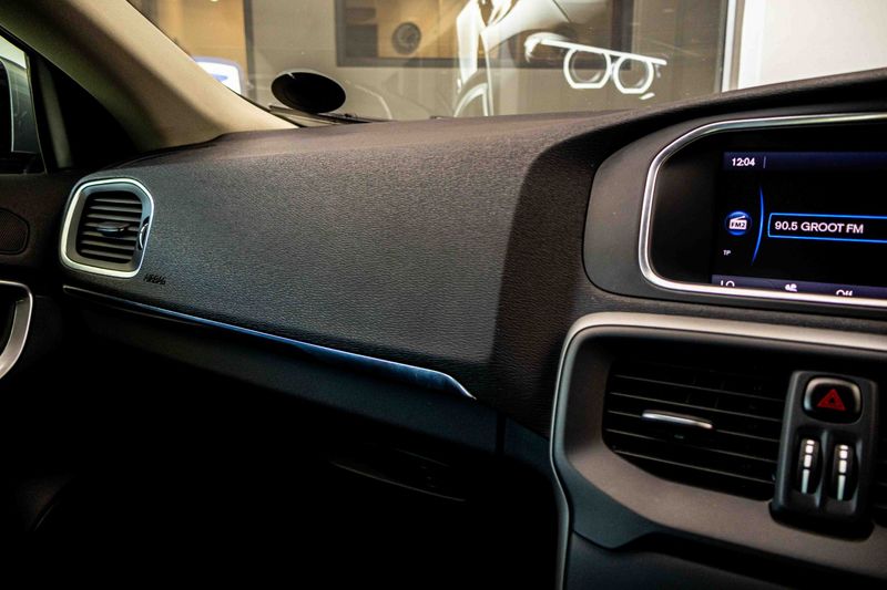 Used Volvo V40 T5 Excel Auto for sale in Cars.co.za (ID10325715)