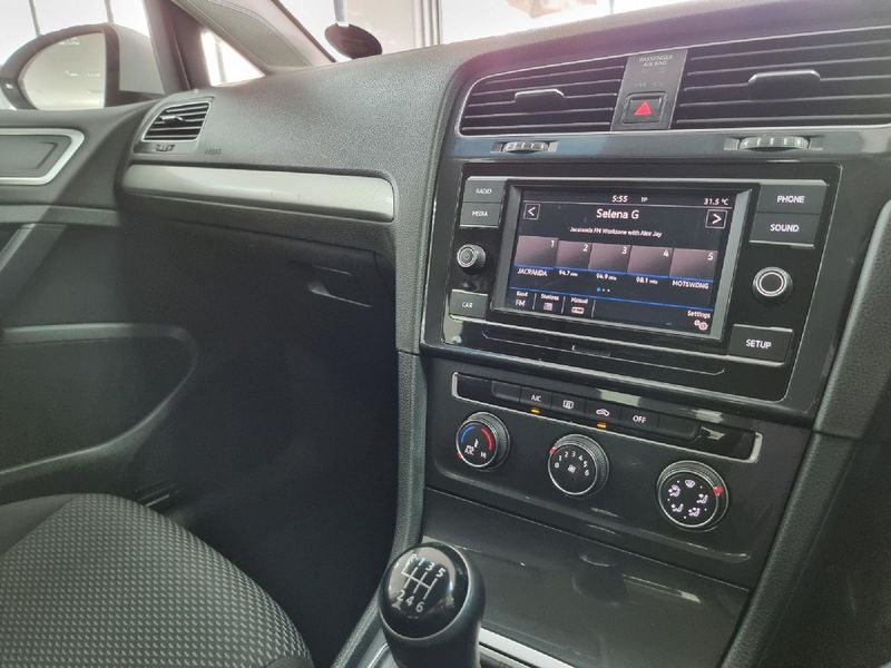 2019-Volkswagen-Golf-VII-75-10-TSI-Trendline image:16