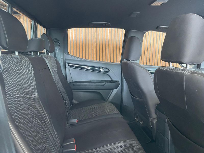 Used Isuzu DMax 300 LX Auto Extended Cab for sale in Gauteng Cars.co