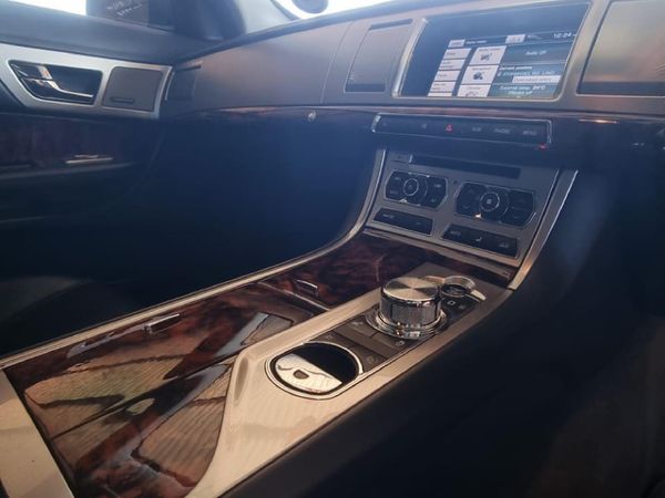 2013-Jaguar-XF-30-D-S-Premium-Luxury image:3