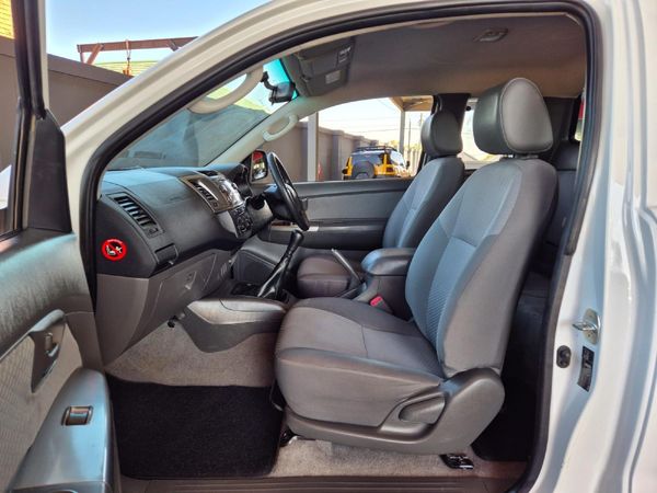 2015-Toyota-Hilux-25-D-4D-Raised-Body-SRX-Xtra-Cab image:12