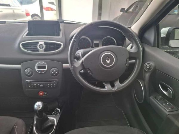 2010-Renault-Clio-III-16-Dynamique-5-dr image:11