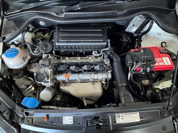 2011-Volkswagen-Polo-16-Comfortline-5-dr image:9
