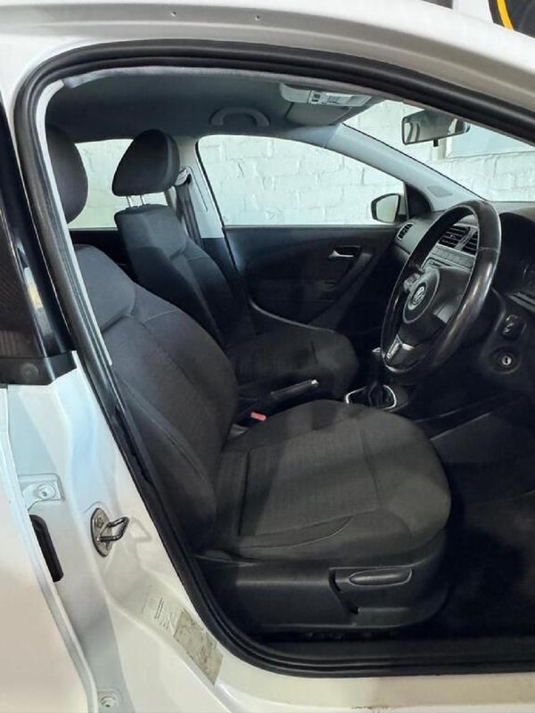 2011-Volkswagen-Polo-16-Comfortline-5-dr image:8