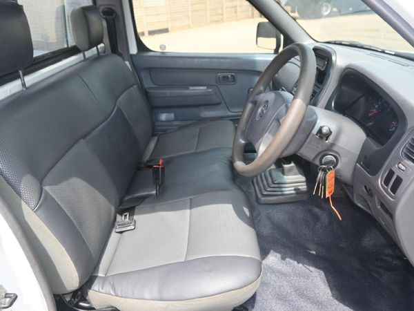2016-Nissan-NP300-20i-LWB-Single-Cab image:2