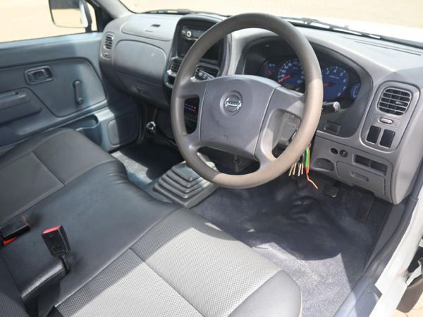 2016-Nissan-NP300-20i-LWB-Single-Cab image:3