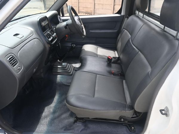 2016-Nissan-NP300-20i-LWB-Single-Cab image:4