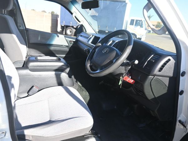 2018-Toyota-Quantum-25-D-4D-14-seat image:11