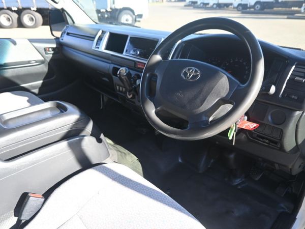 2018-Toyota-Quantum-25-D-4D-14-seat image:3