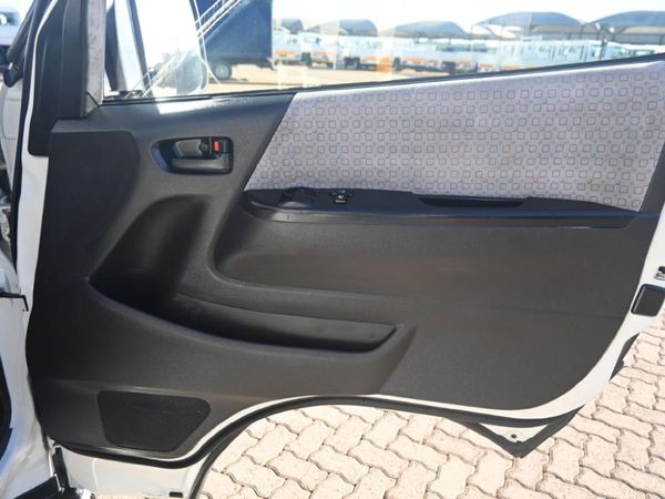 2018-Toyota-Quantum-25-D-4D-14-seat image:4