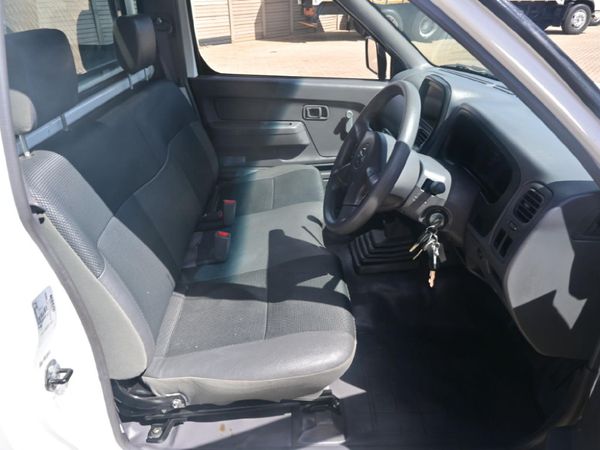 2017-Nissan-NP300-20i-LWB-Single-Cab image:2