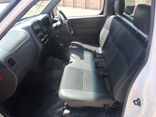 2017-Nissan-NP300-20i-LWB-Single-Cab image:5