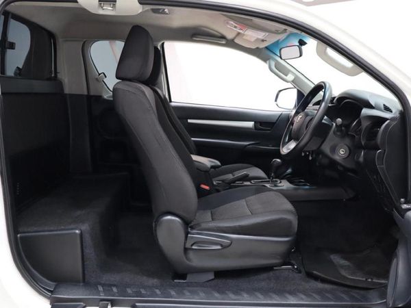 2019-Toyota-Hilux-24-GD-6-Raised-Body-SRX-Auto-Extended-Cab image:12