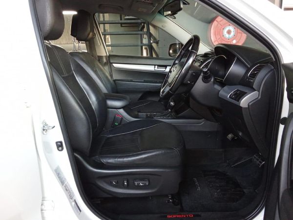 2014-Kia-Sorento-22-AWD-Auto-7-seat image:12