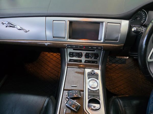 2011-Jaguar-XF-30-D-S-Premium-Luxury image:9