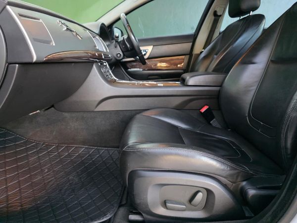 2011-Jaguar-XF-30-D-S-Premium-Luxury image:11