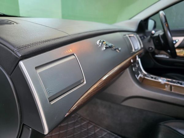2011-Jaguar-XF-30-D-S-Premium-Luxury image:12