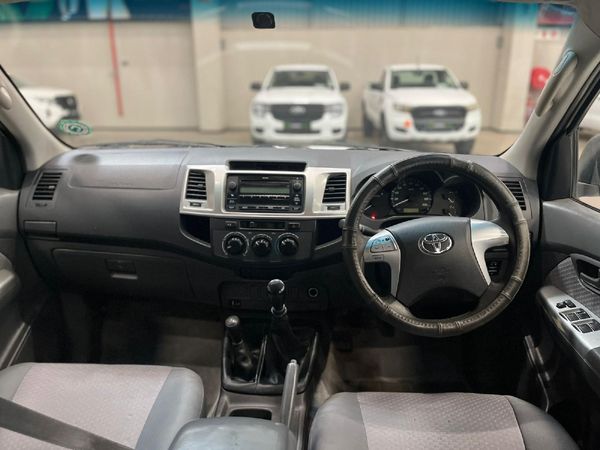 2013-Toyota-Hilux-25-D-4D-SRX-4x4-Double-Cab image:9