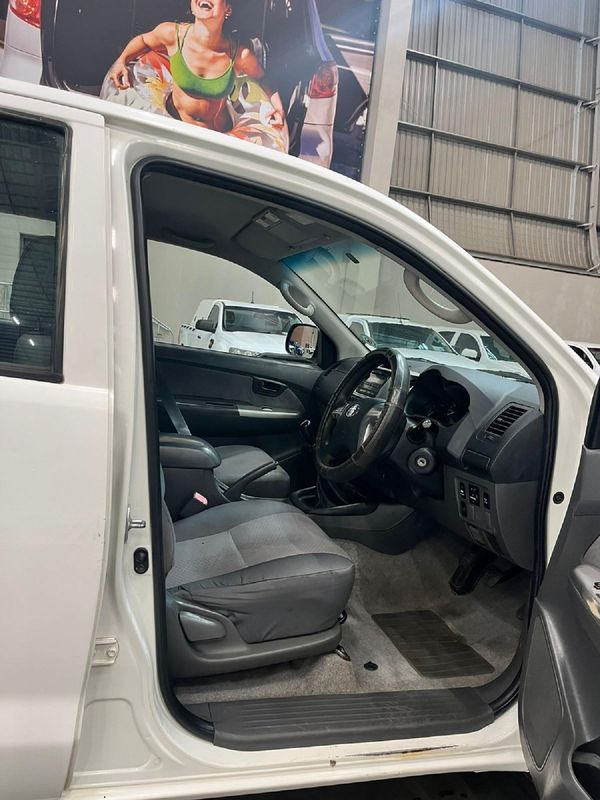 2013-Toyota-Hilux-25-D-4D-SRX-4x4-Double-Cab image:11