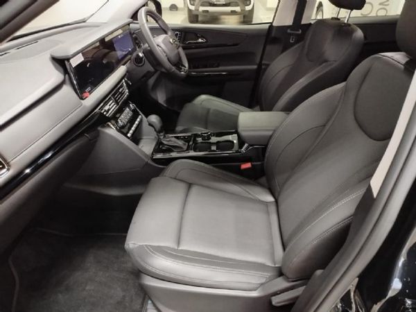 2025-Mahindra-XUV-700-20-AX7-Black-Edition-7-Seat-Auto image:12