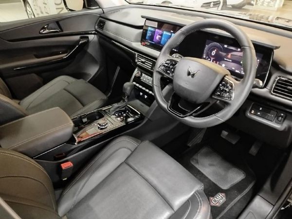 2025-Mahindra-XUV-700-20-AX7-Black-Edition-7-Seat-Auto image:4