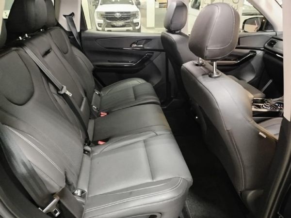 2025-Mahindra-XUV-700-20-AX7-Black-Edition-7-Seat-Auto image:5