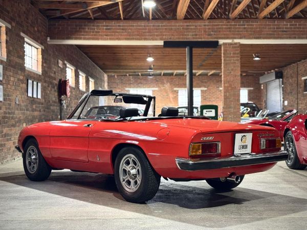 1974-Alfa-Romeo-Spider-2000-Veloce image:1