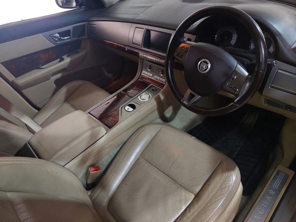 2011-Jaguar-XF-30-V6-Premium-Luxury image:5