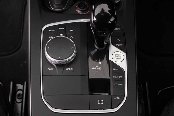2021-BMW-1-Series-118i image:3