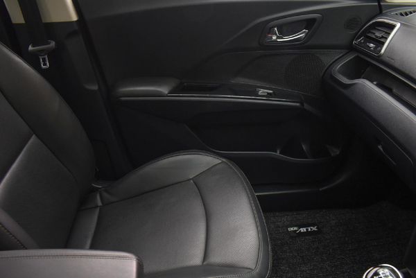 2022-Mahindra-XUV-300-15D-W8 image:10