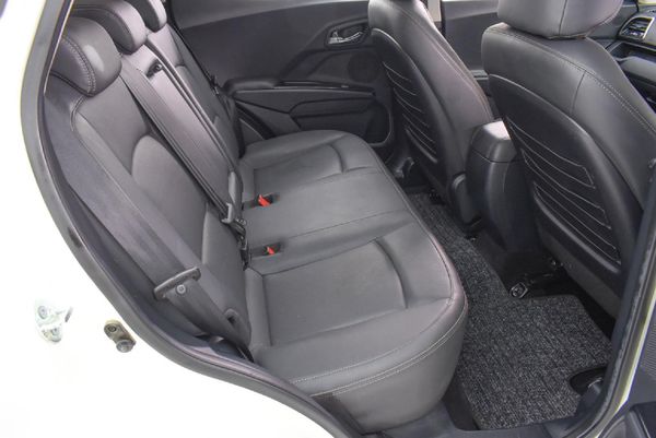 2022-Mahindra-XUV-300-15D-W8 image:11