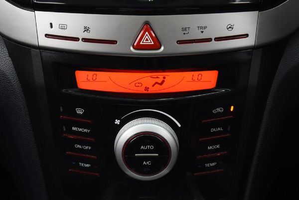 2022-Mahindra-XUV-300-15D-W8 image:14