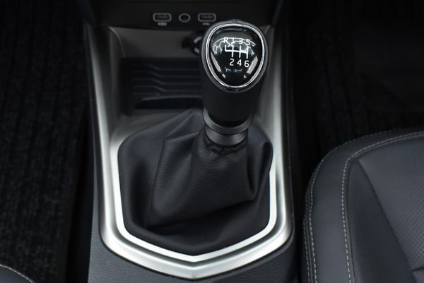 2022-Mahindra-XUV-300-15D-W8 image:16