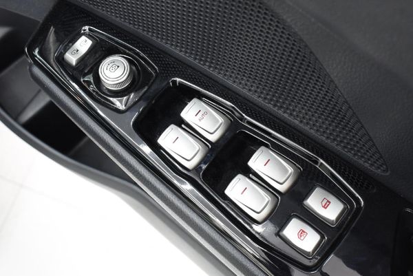 2022-Mahindra-XUV-300-15D-W8 image:20