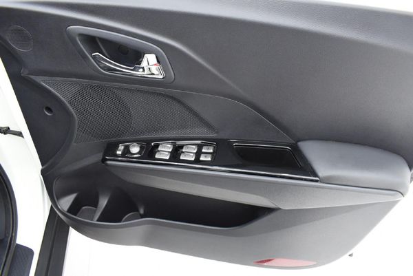 2022-Mahindra-XUV-300-15D-W8 image:21